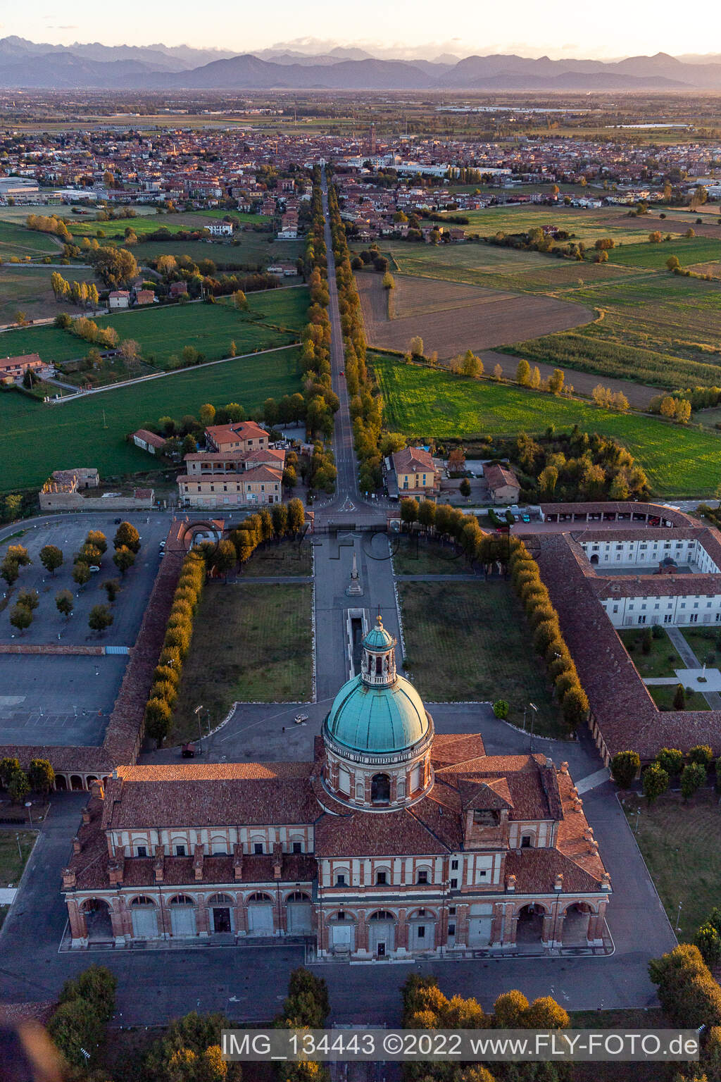 Sanctuaire des Caravagesques à le quartier Santuario di Caravaggio in Caravaggio dans le département Bergamo, Italie depuis l'avion