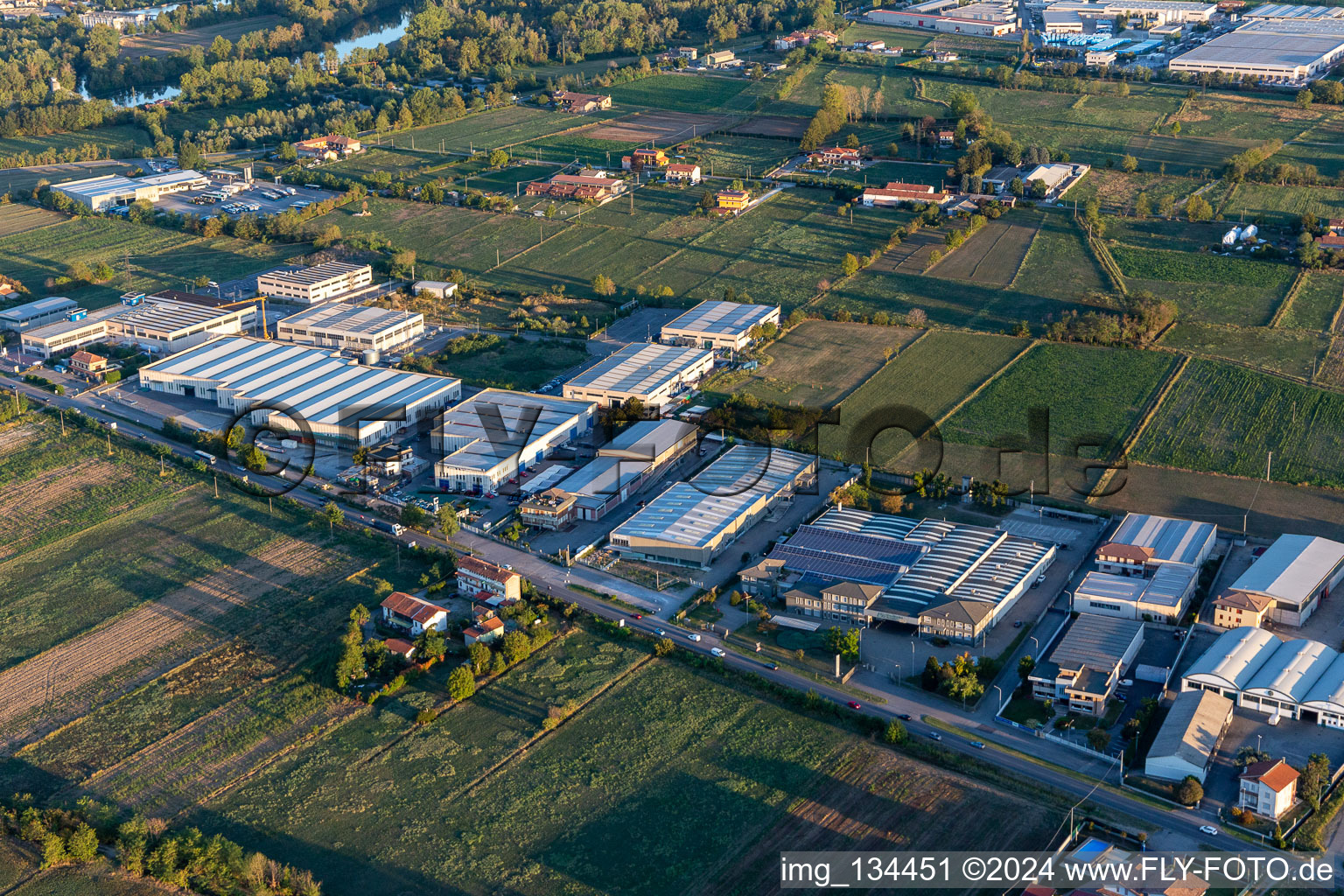 Vue aérienne de Bracchi srl Transports & Logistique Entrepôt à le quartier Venezia-Fermi in Fara Gera d’Adda dans le département Bergamo, Italie