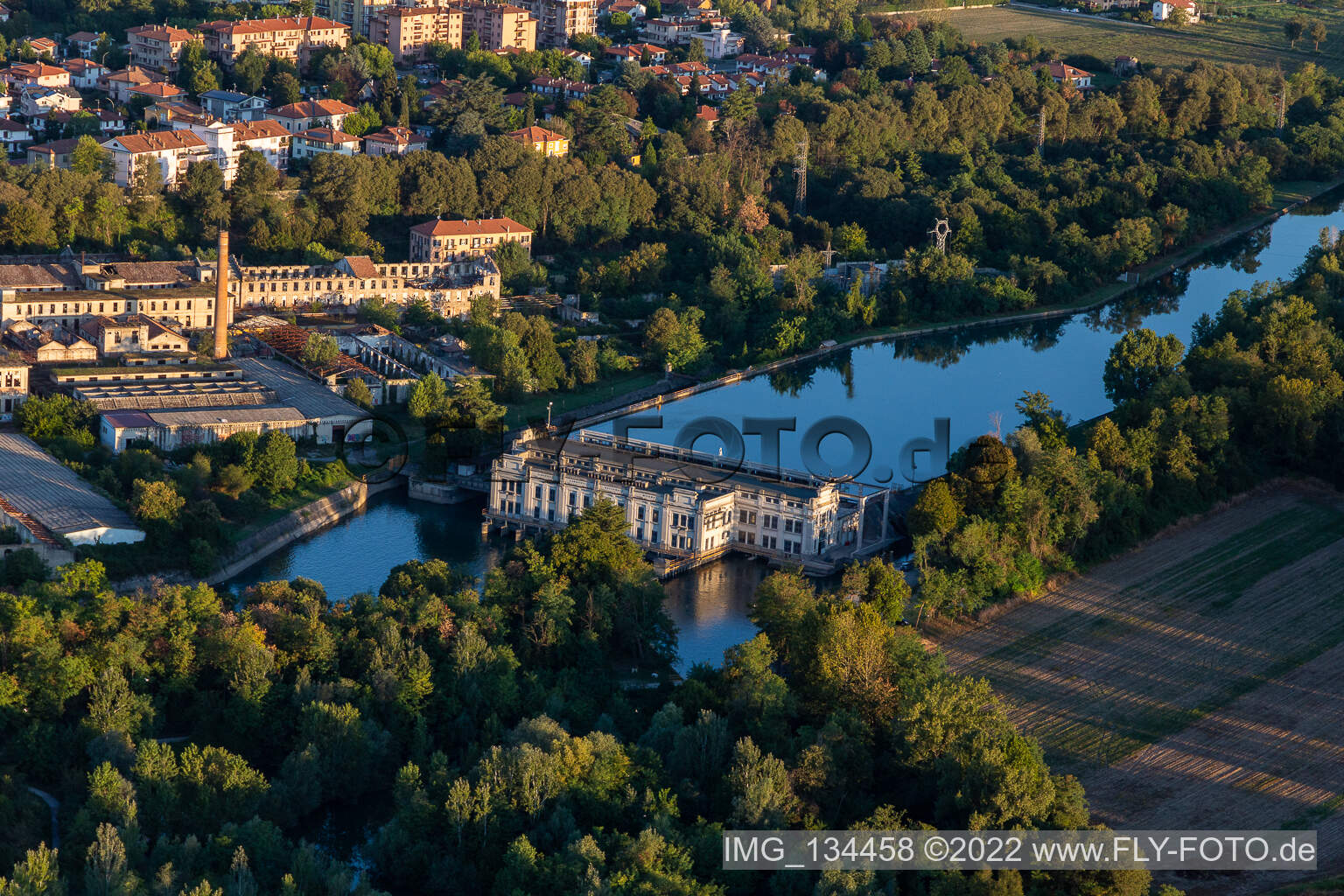 Vue aérienne de Barrage sur le canal Muzza à Cassano d’Adda dans le département Lombardie, Italie