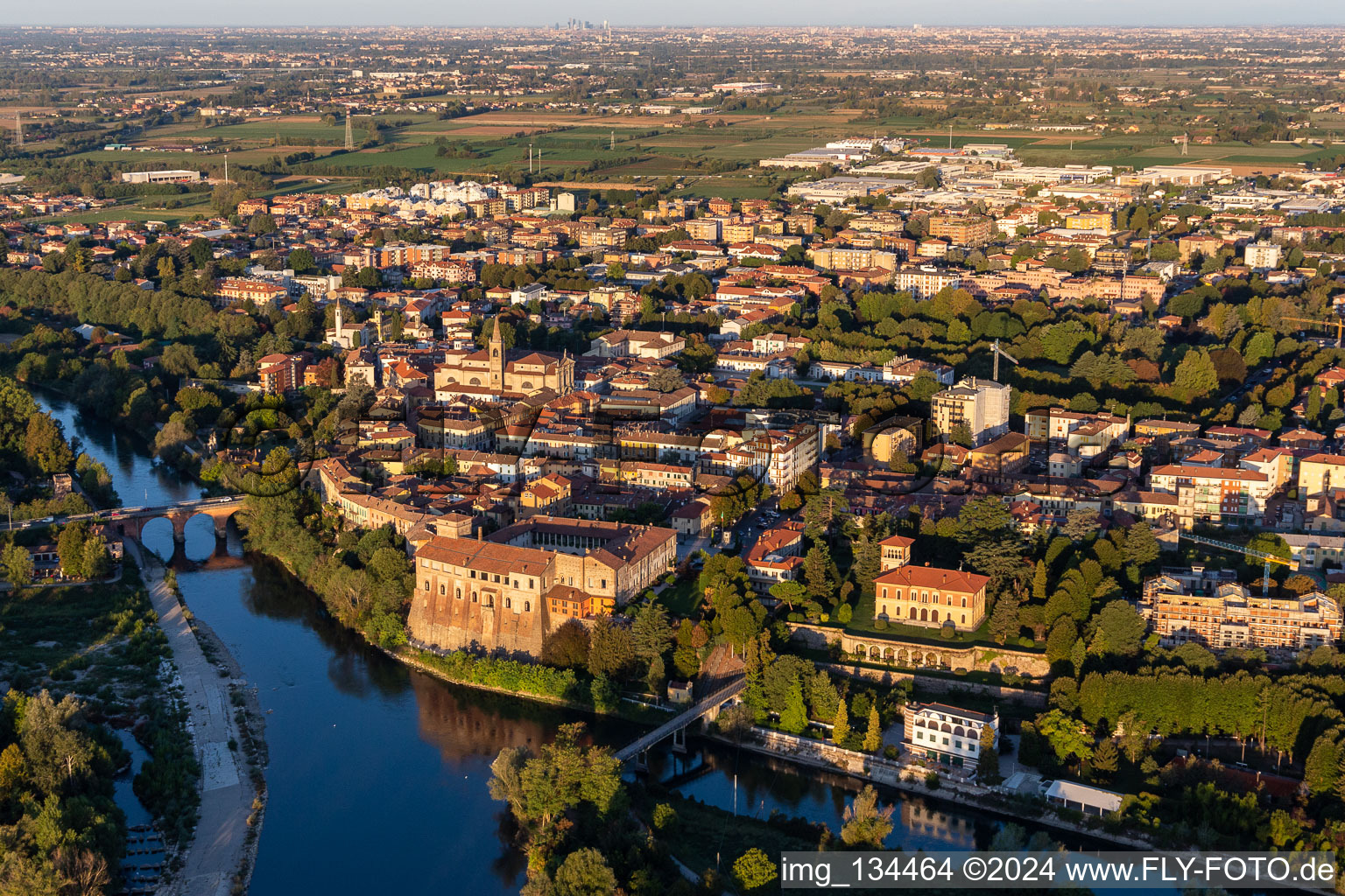 Château de Cassano d'Adda, Villa Gabbioneta à Cassano d’Adda dans le département Lombardie, Italie hors des airs