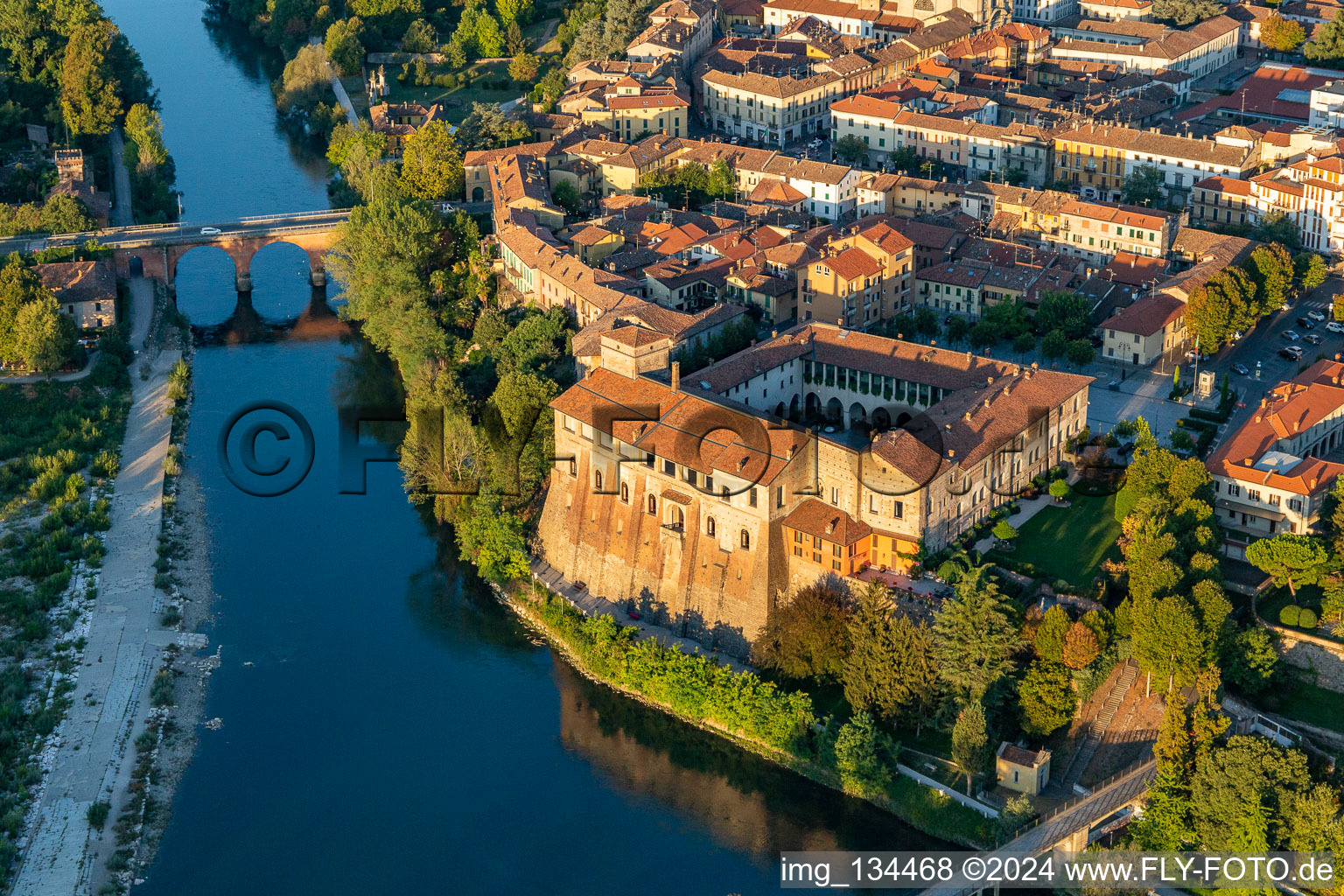 Vue aérienne de Château de Cassano d'Adda sur les rives de l'Adda en Lombardie à Cassano d’Adda dans le département Lombardie, Italie