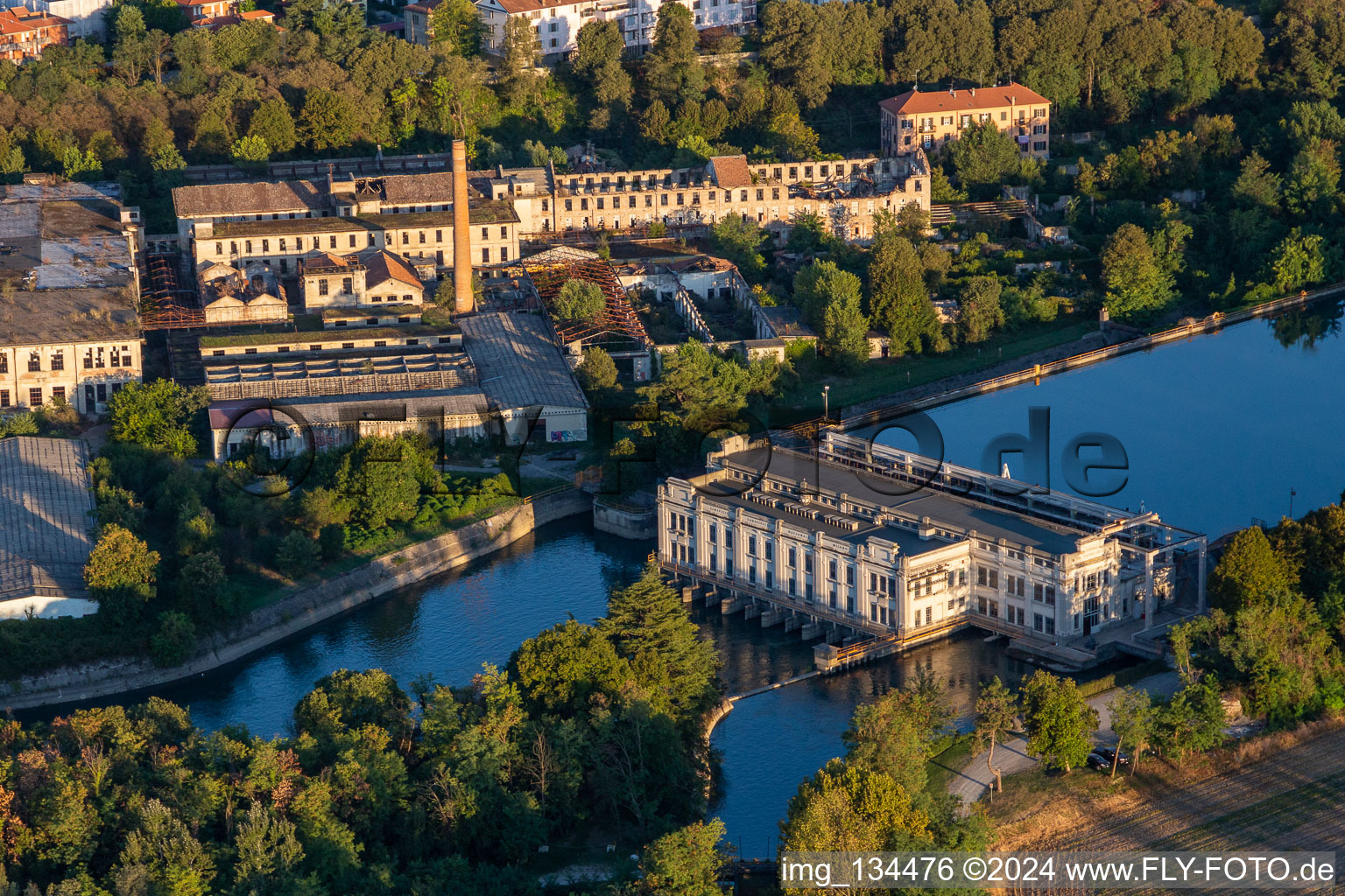 Vue aérienne de Barrage sur le canal Muzza à Cassano d’Adda dans le département Lombardie, Italie