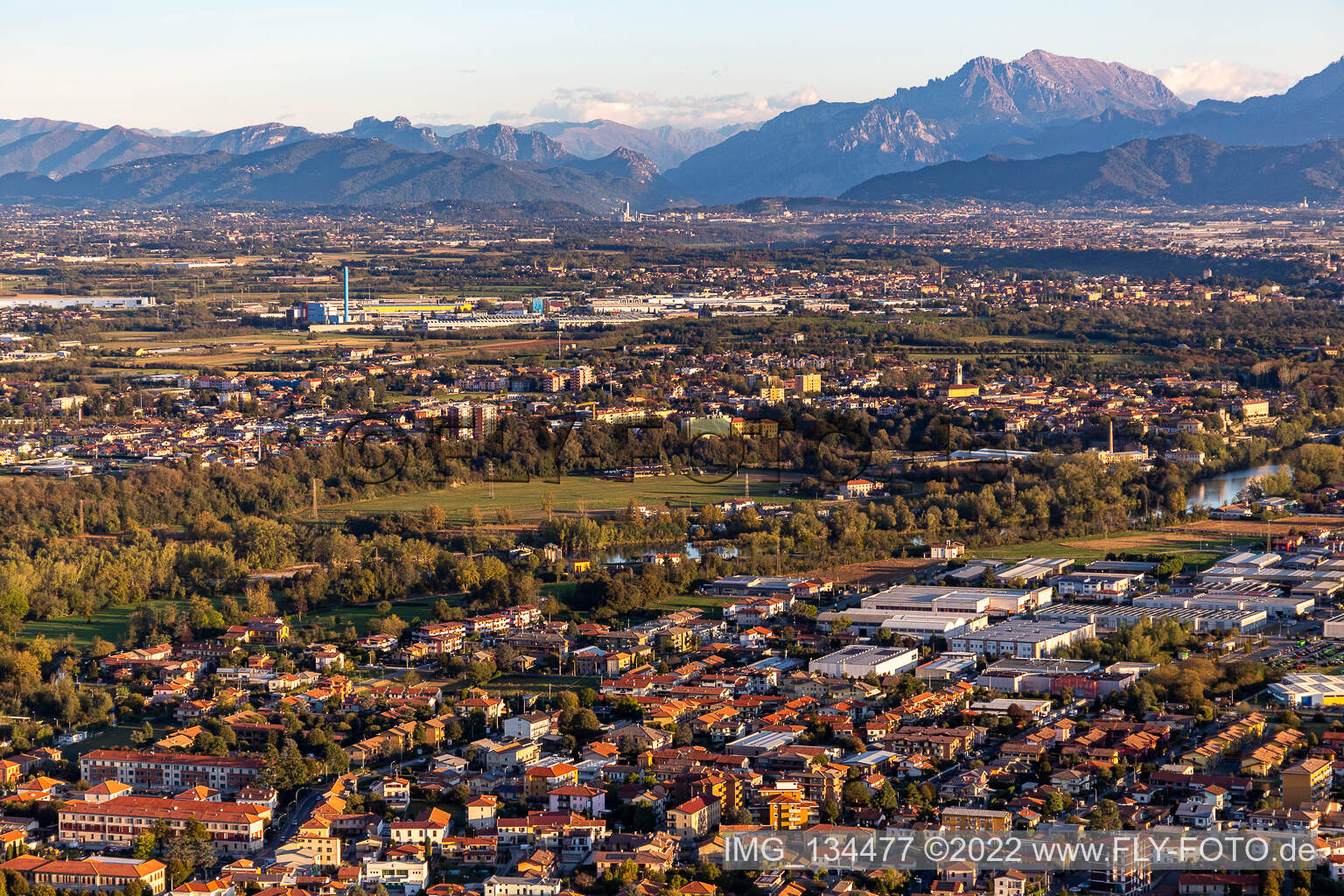 Vue aérienne de Fara Gera d’Adda dans le département Bergamo, Italie