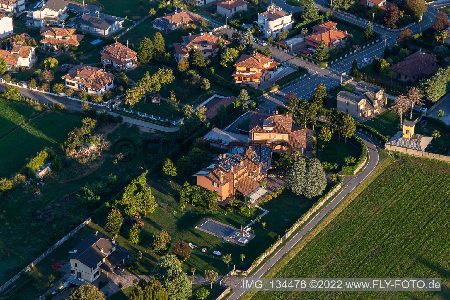 Vue aérienne de Via Aldo Moro à Fara Gera d’Adda dans le département Bergamo, Italie