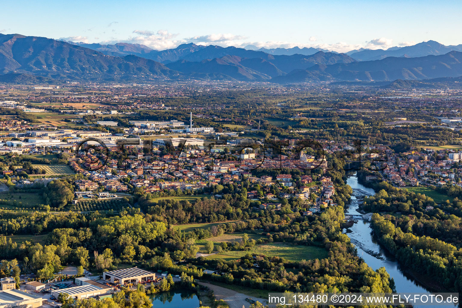 Vue aérienne de Brembate dans le département Bergamo, Italie