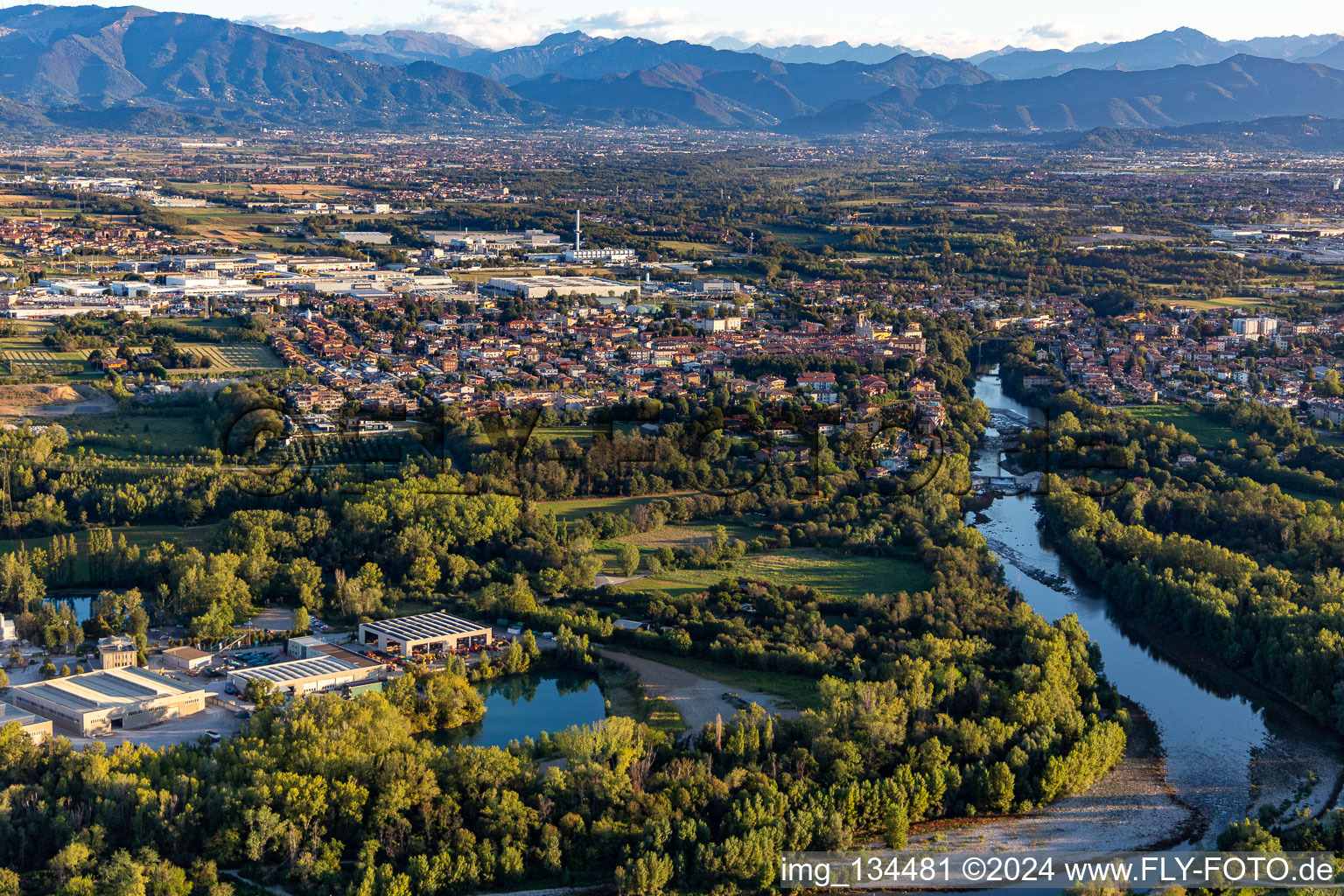 Vue aérienne de Brembate dans le département Bergamo, Italie