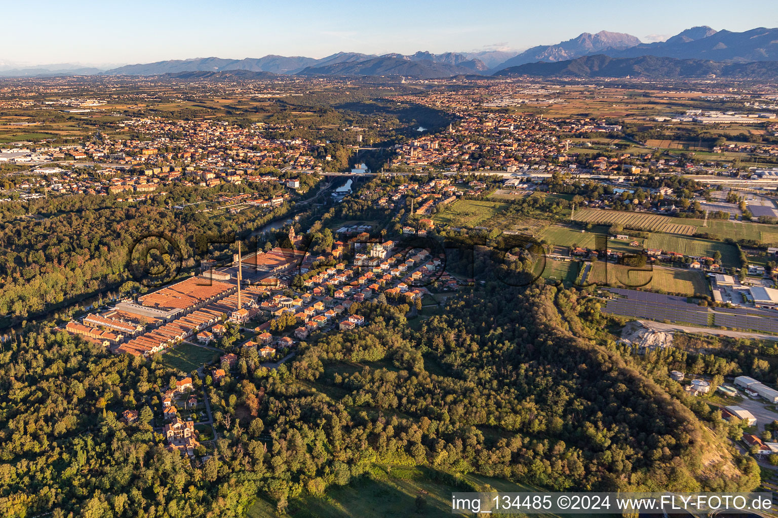 Vue aérienne de Capriate San Gervasio dans le département Bergamo, Italie