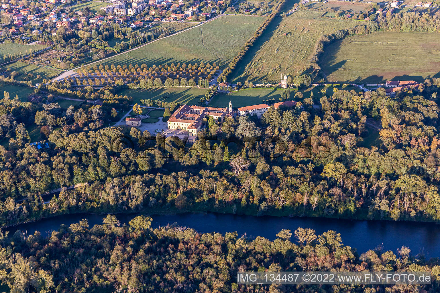 Vue aérienne de Villa Castelbarco à Vaprio d’Adda dans le département Lombardie, Italie