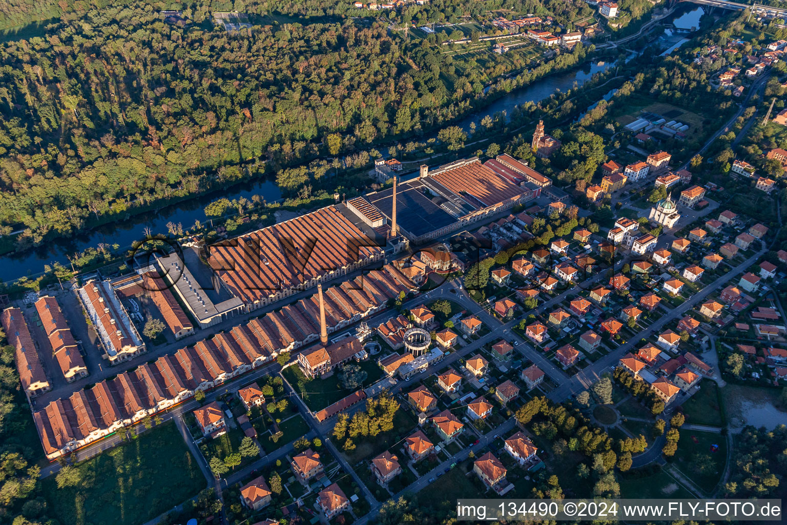 Photographie aérienne de Centrale hydroélectrique centrale de Crespi d'Adda à Capriate San Gervasio dans le département Bergamo, Italie