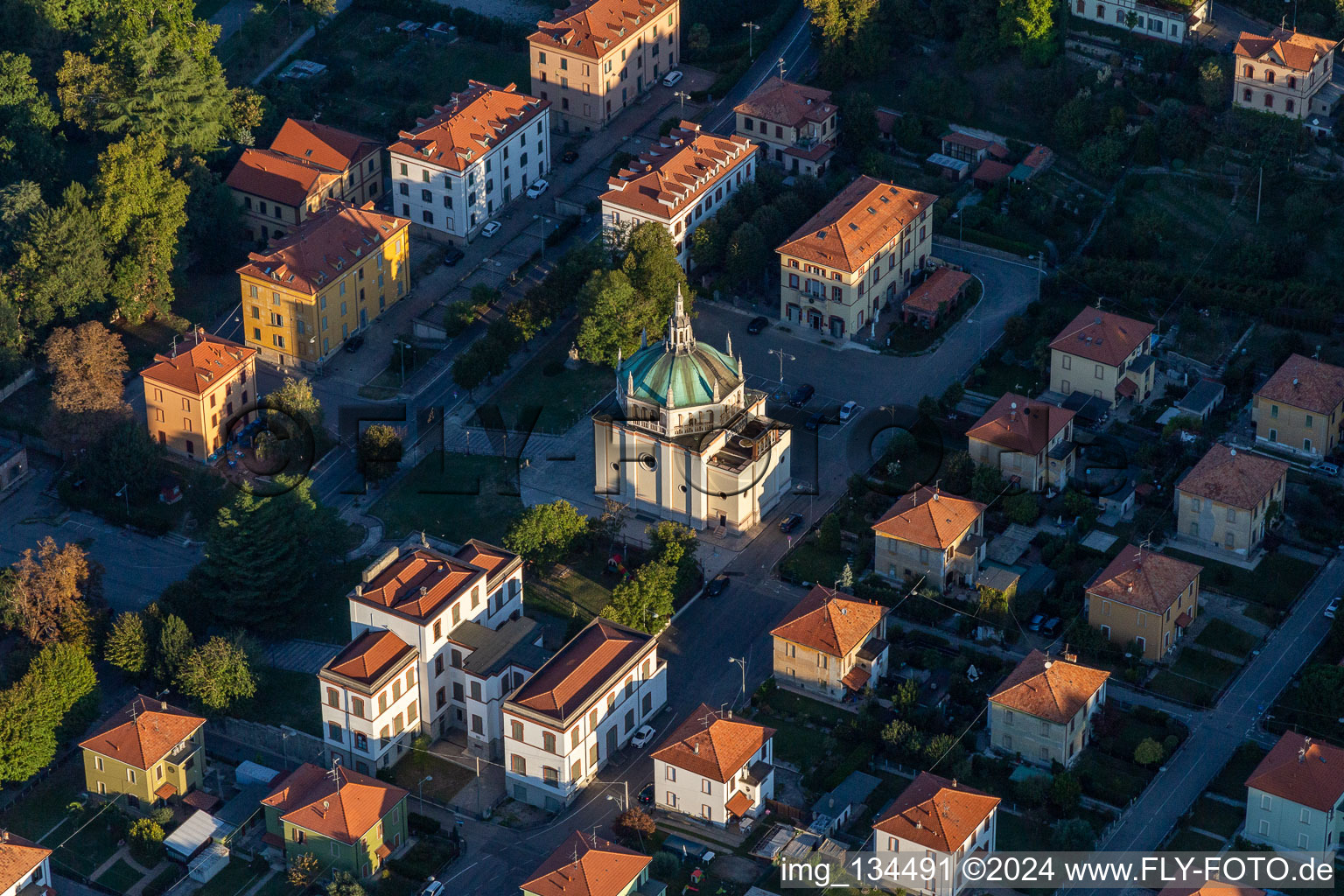 Vue aérienne de Église de Crespi d'Adda à Capriate San Gervasio dans le département Bergamo, Italie