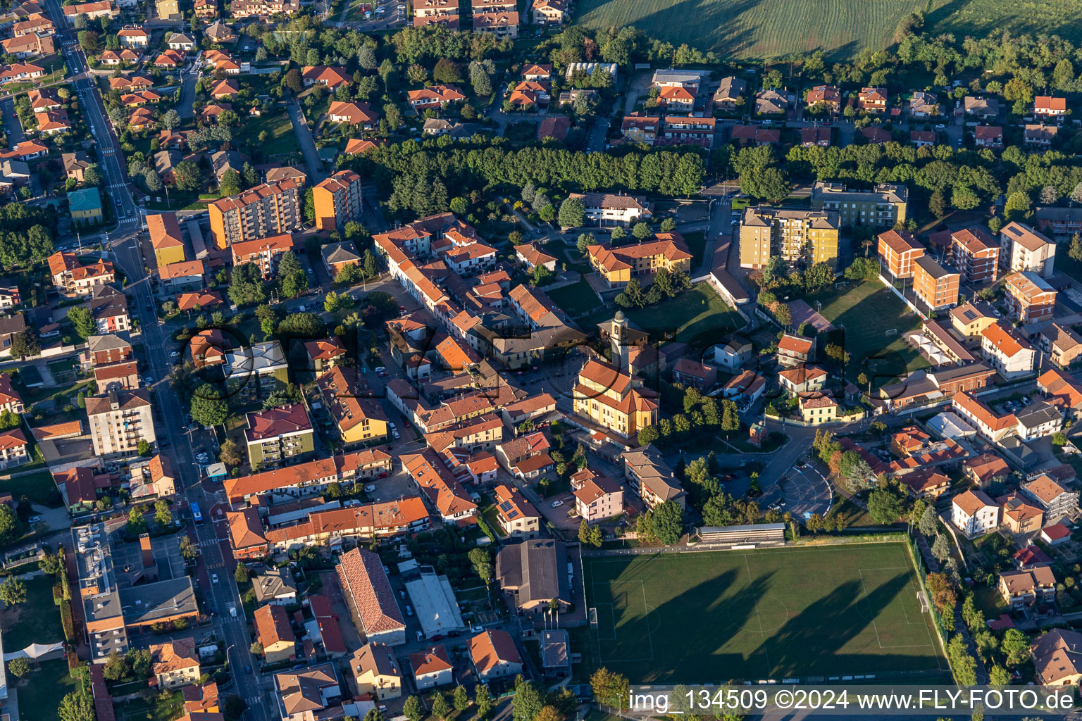 Vue aérienne de Église de la paroisse de San Gregorio à Basiano dans le département Lombardie, Italie