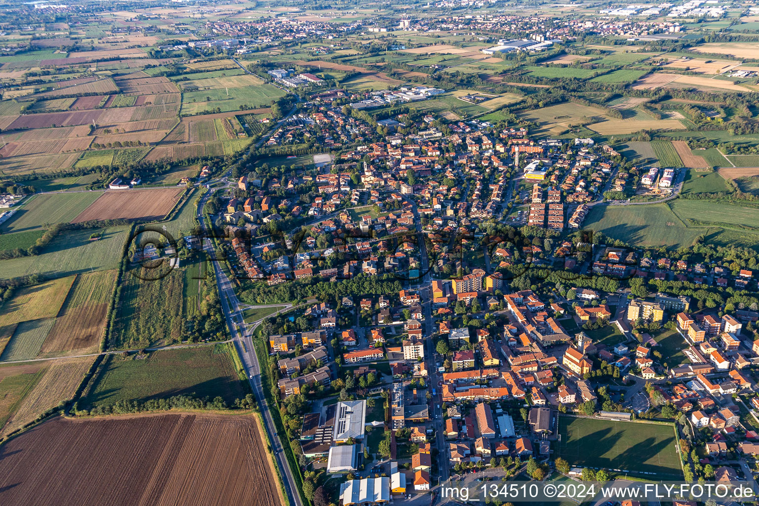 Vue aérienne de Trezzano Rosa dans le département Lombardie, Italie