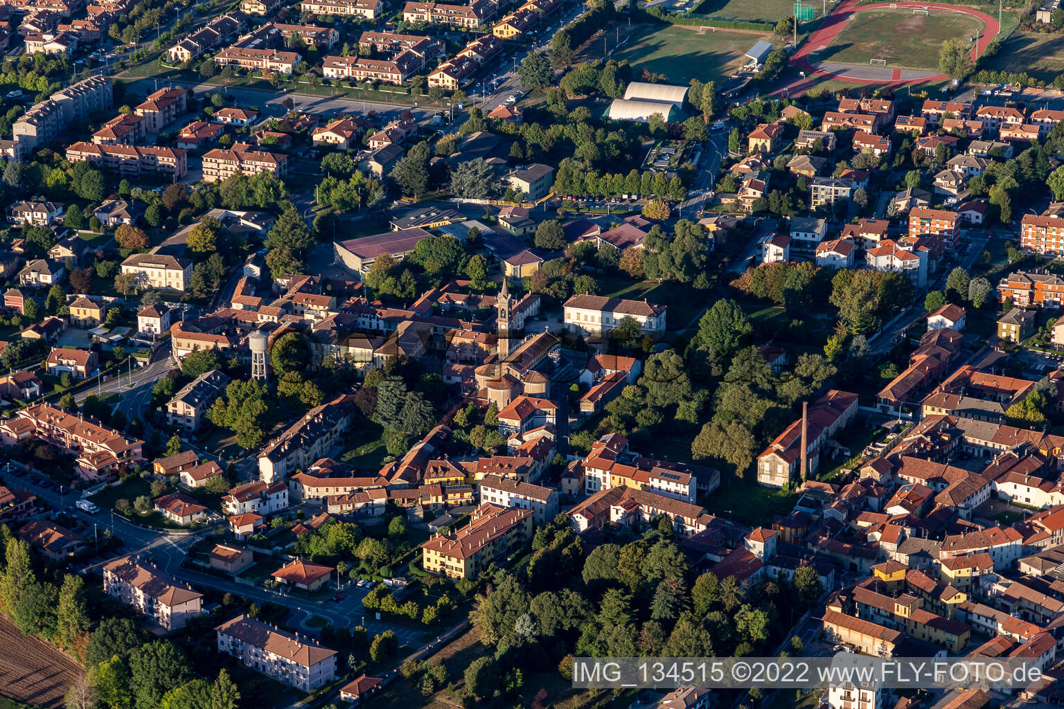 Vue aérienne de Église des SS Pietro et Paolo à Gessate dans le département Lombardie, Italie