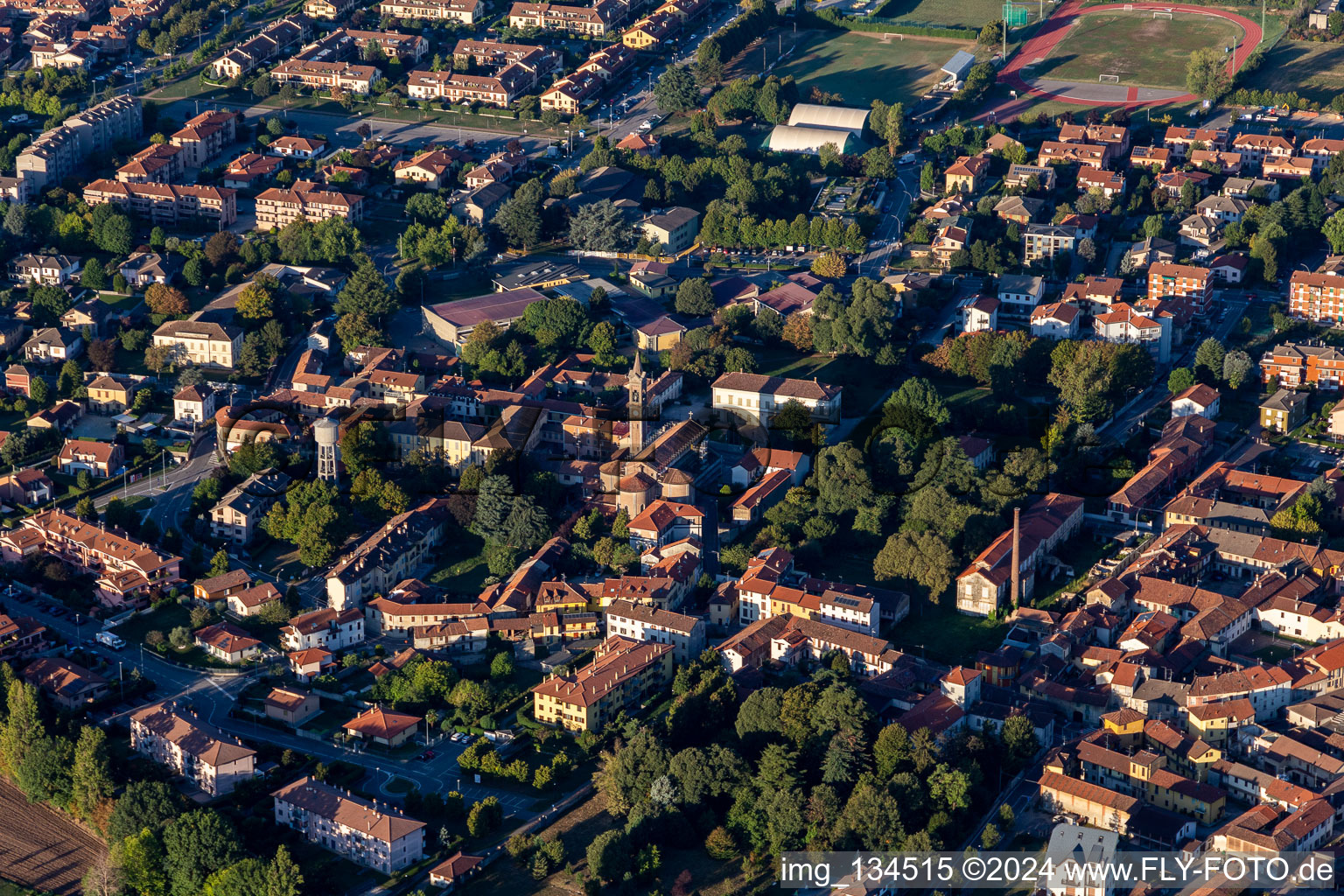 Vue aérienne de Église des SS Pietro et Paolo à Gessate dans le département Lombardie, Italie