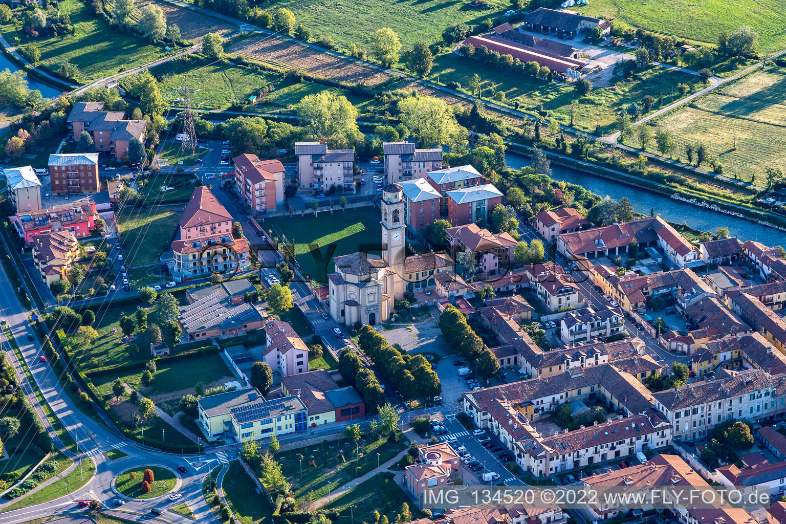 Vue aérienne de Église paroissiale de San Majolo, Abate à Truccazzano dans le département Lombardie, Italie