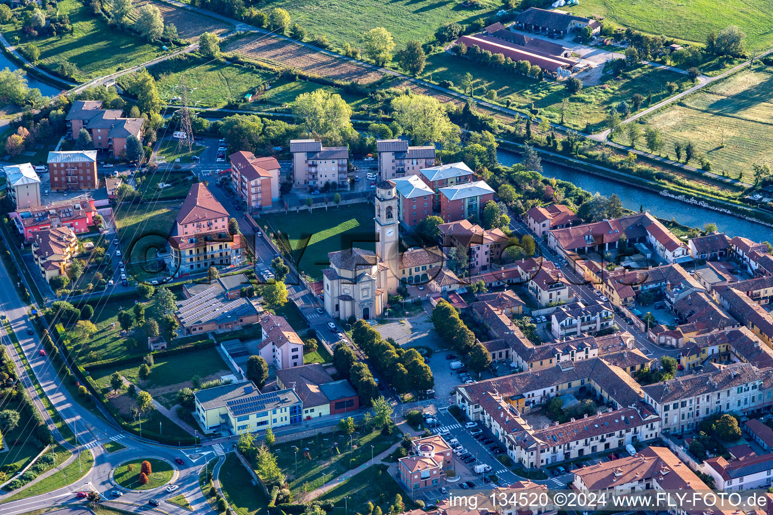 Vue aérienne de Église paroissiale de San Majolo, Abate à le quartier Albignano in Truccazzano dans le département Lombardie, Italie