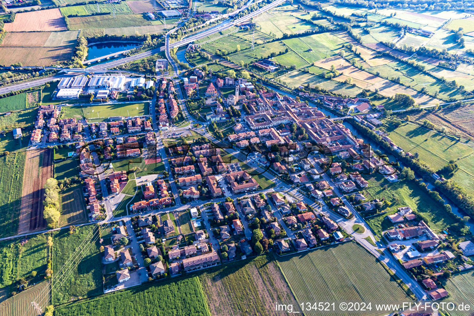 Vue aérienne de Quartier Albignano in Truccazzano dans le département Lombardie, Italie