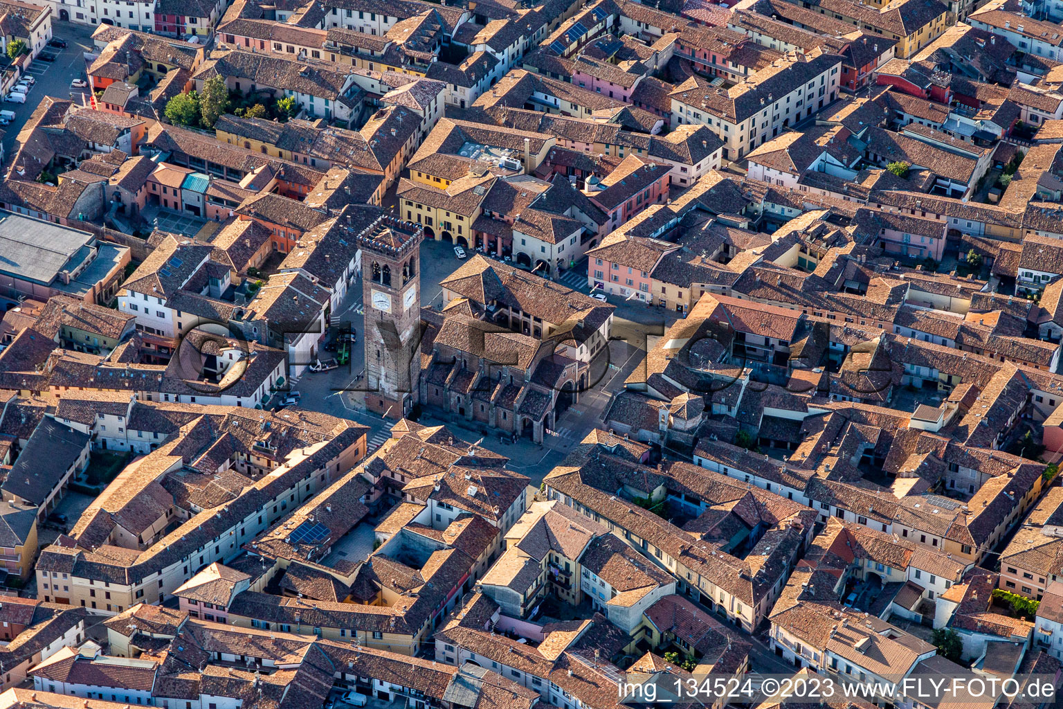 Vue aérienne de Basilique de Santa Maria Assunta et San Sigismondo à Rivolta d’Adda dans le département Cremona, Italie