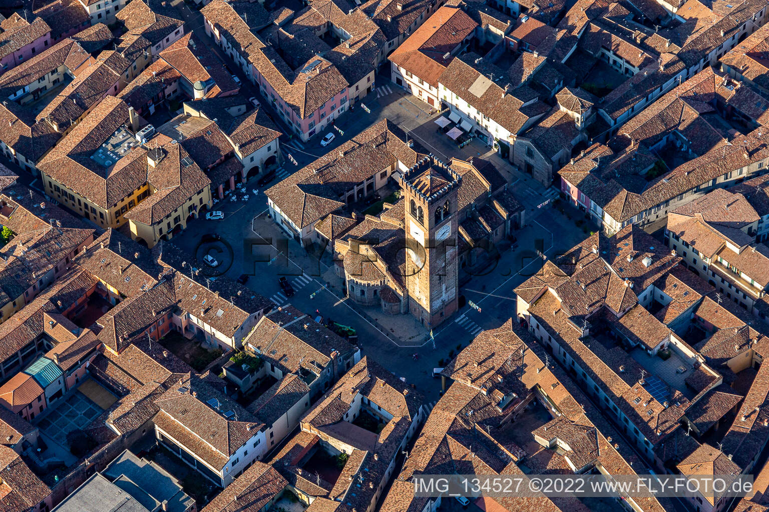 Vue aérienne de Basilique de Santa Maria Assunta et San Sigismondo à Rivolta d’Adda dans le département Cremona, Italie