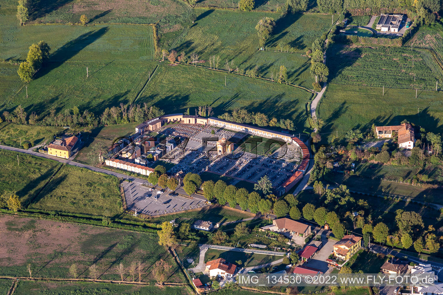 Vue aérienne de Cimitero Di Rivolta D'Adda à Rivolta d’Adda dans le département Cremona, Italie