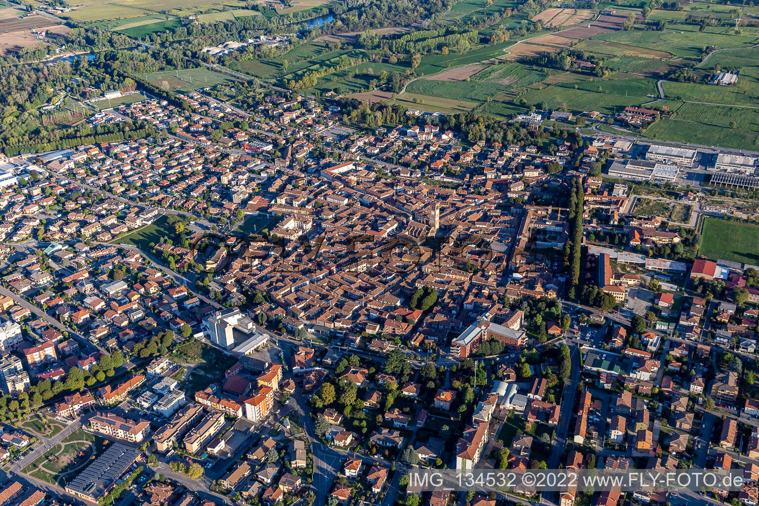 Vue oblique de Rivolta d’Adda dans le département Cremona, Italie