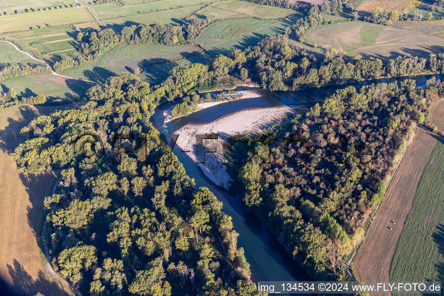 Vue aérienne de Banc de sable sur l'Adda à Comazzo dans le département Lodi, Italie