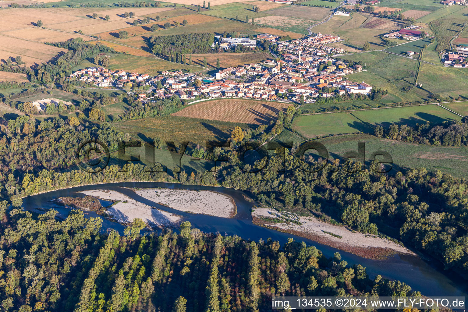 Vue aérienne de Banc de sable sur l'Adda à Comazzo dans le département Lodi, Italie