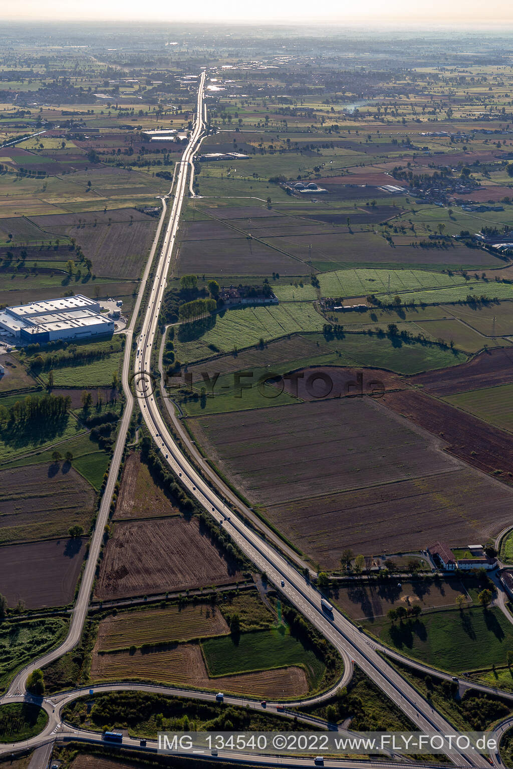 Vue aérienne de SP415 à Spino d’Adda dans le département Cremona, Italie