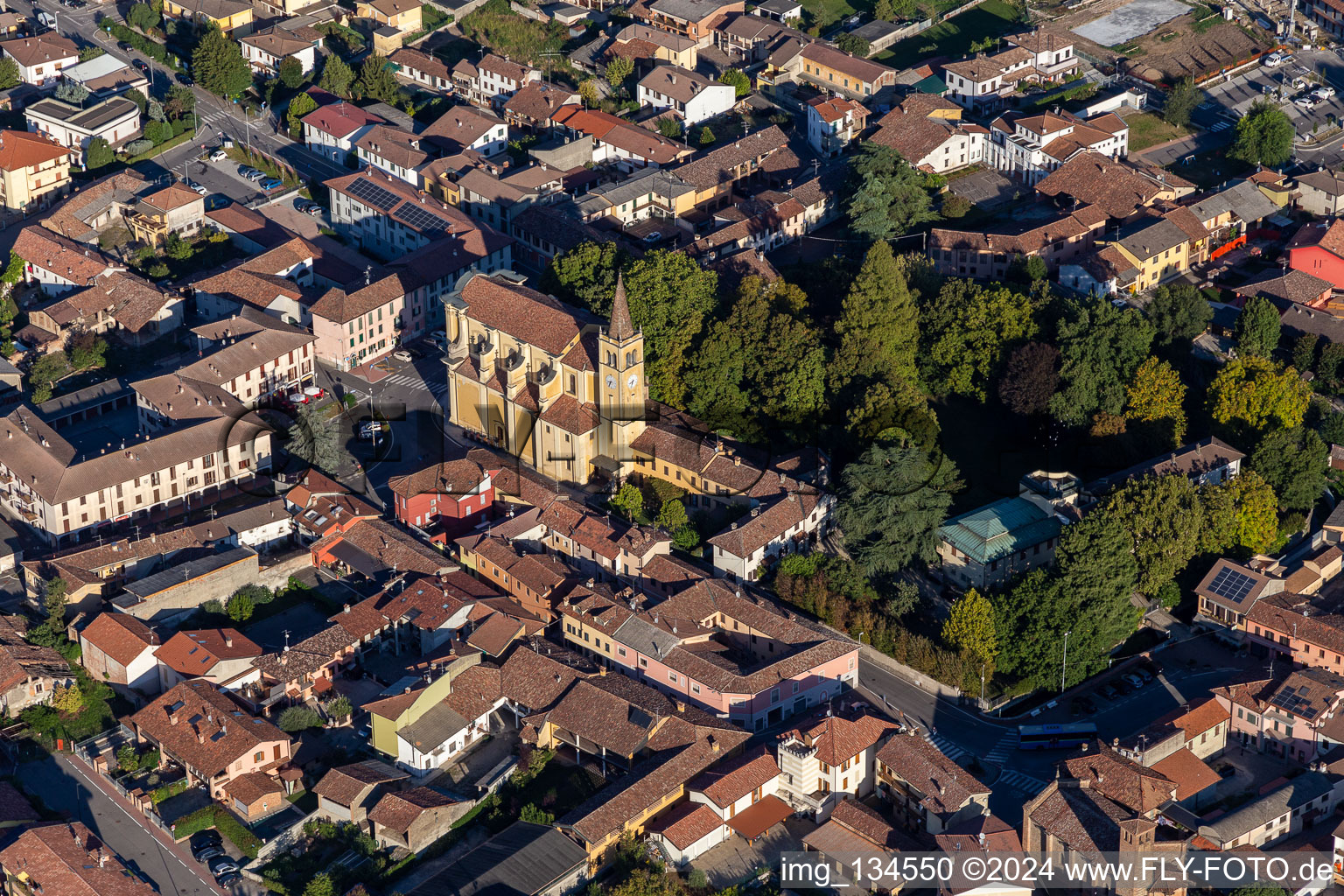 Vue aérienne de Paroisse de San Vittore Martire à Agnadello dans le département Cremona, Italie