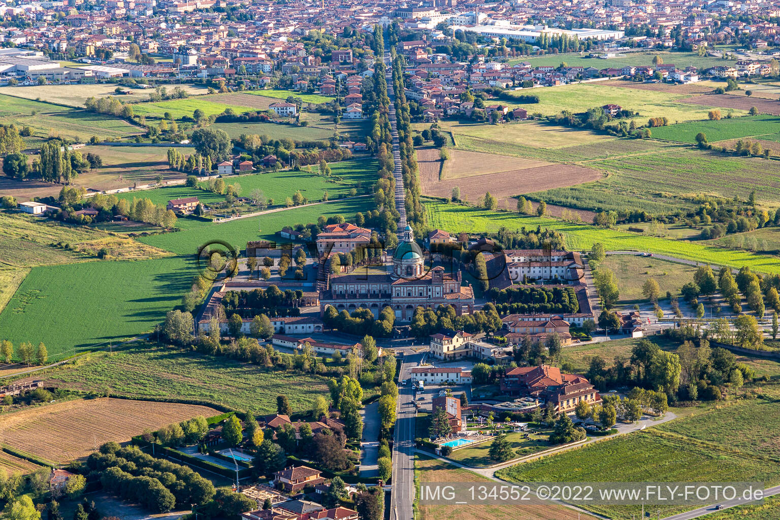 Vue d'oiseau de Sanctuaire des Caravagesques à le quartier Santuario di Caravaggio in Caravaggio dans le département Bergamo, Italie