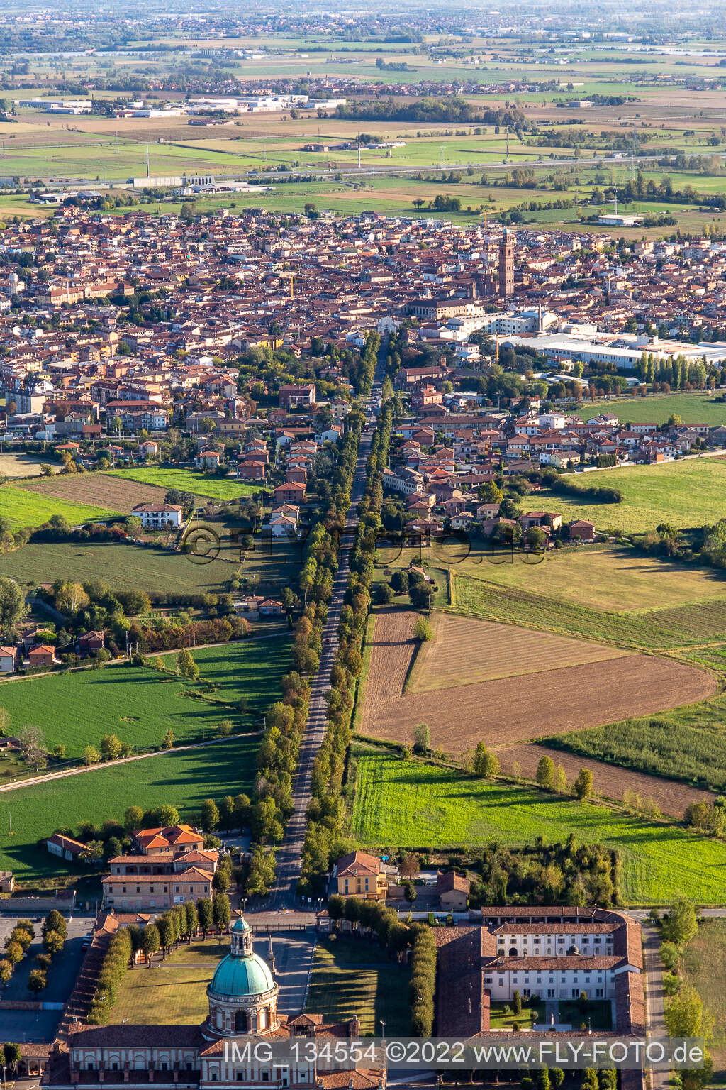 Sanctuaire des Caravagesques à Caravaggio dans le département Bergamo, Italie vue du ciel