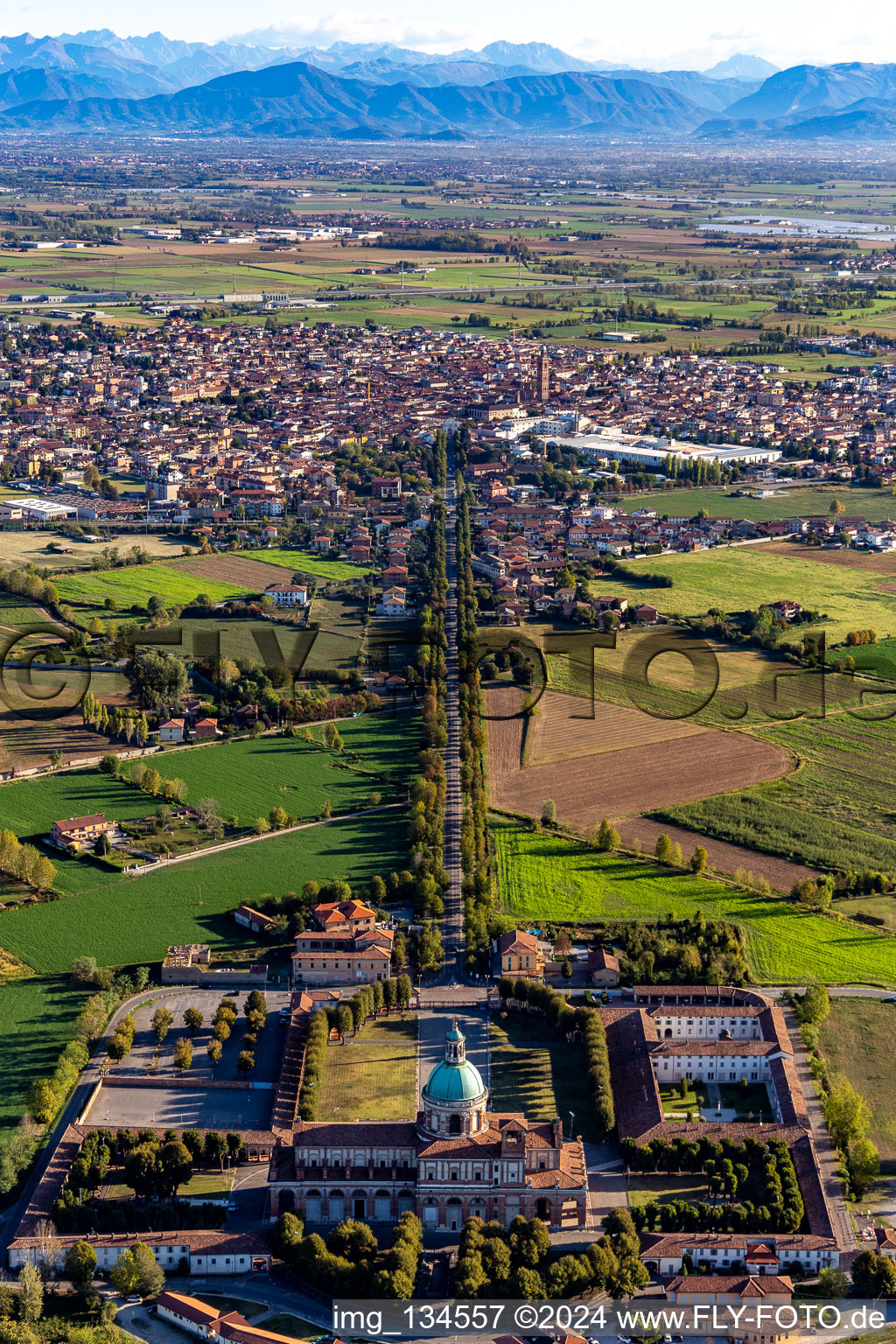 Enregistrement par drone de Sanctuaire des Caravagesques à le quartier Santuario di Caravaggio in Caravaggio dans le département Bergamo, Italie