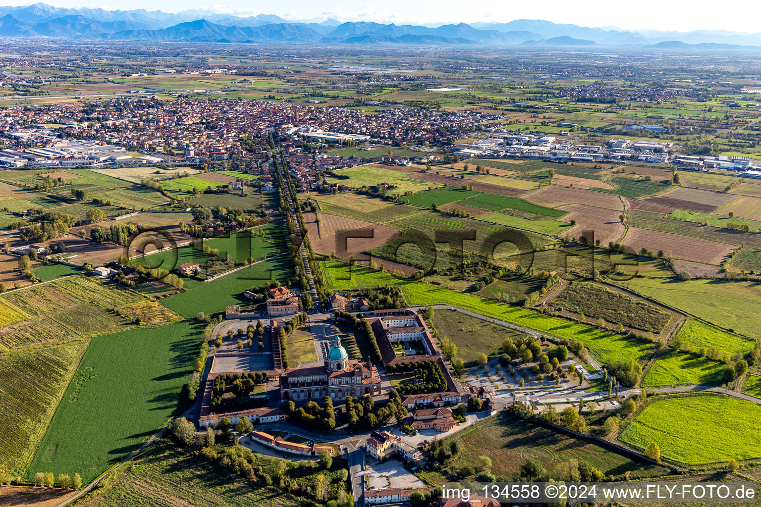 Image drone de Sanctuaire des Caravagesques à le quartier Santuario di Caravaggio in Caravaggio dans le département Bergamo, Italie