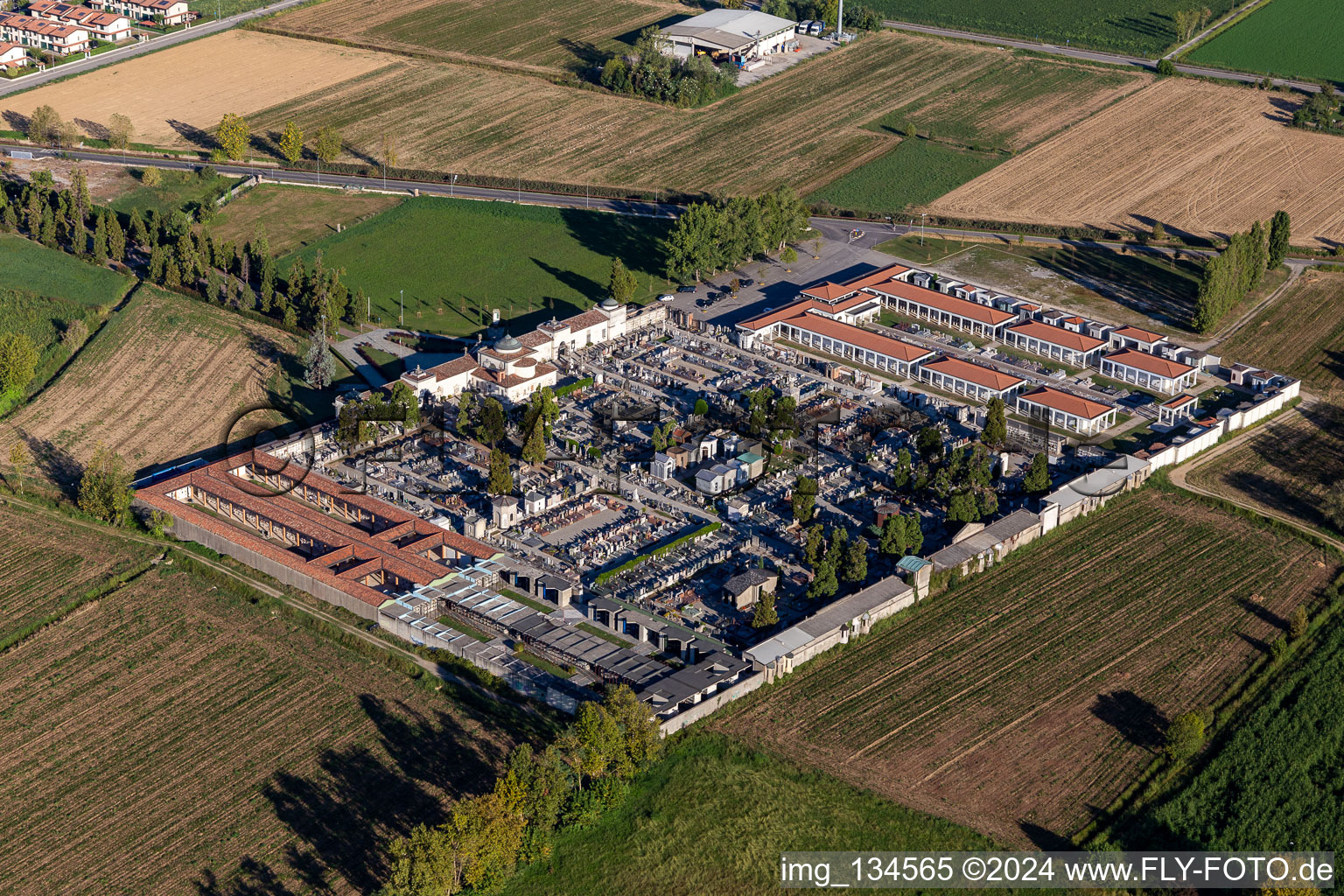 Vue aérienne de Cimetière de Caravaggio à Caravaggio dans le département Bergamo, Italie