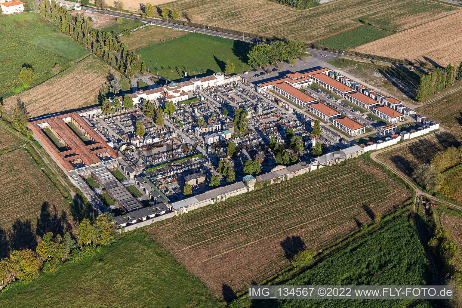 Vue aérienne de Cimetière de Caravaggio à Caravaggio dans le département Bergamo, Italie