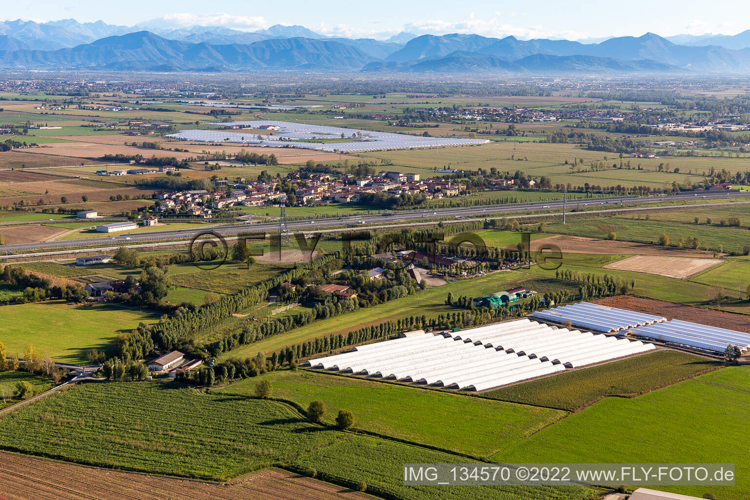 Vue aérienne de Cascina Reina, Red Tech "Scuola Volo" Campo volo à Caravaggio dans le département Bergamo, Italie