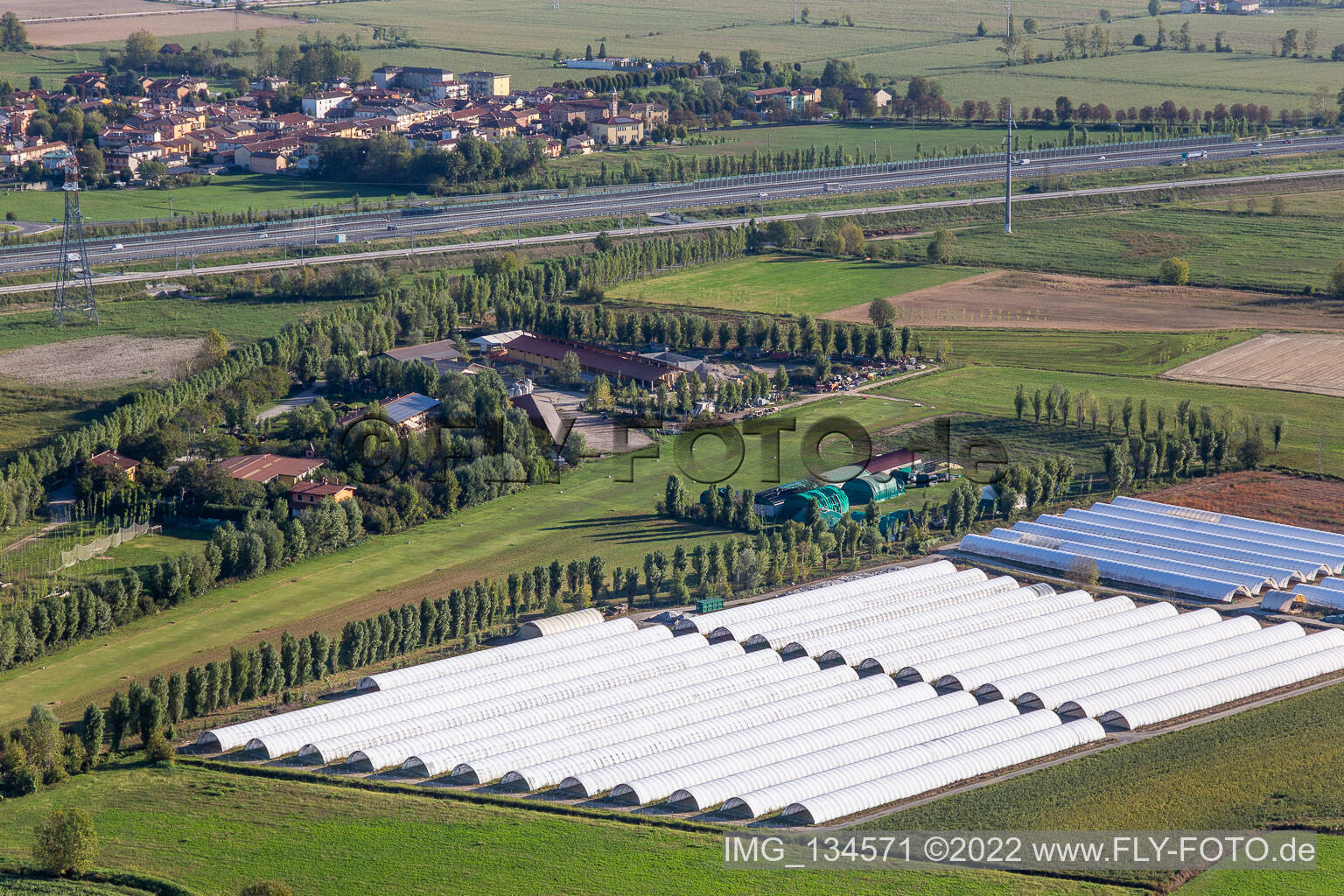 Vue aérienne de Cascina Reina, Red Tech "Scuola Volo" Campo volo à Caravaggio dans le département Bergamo, Italie