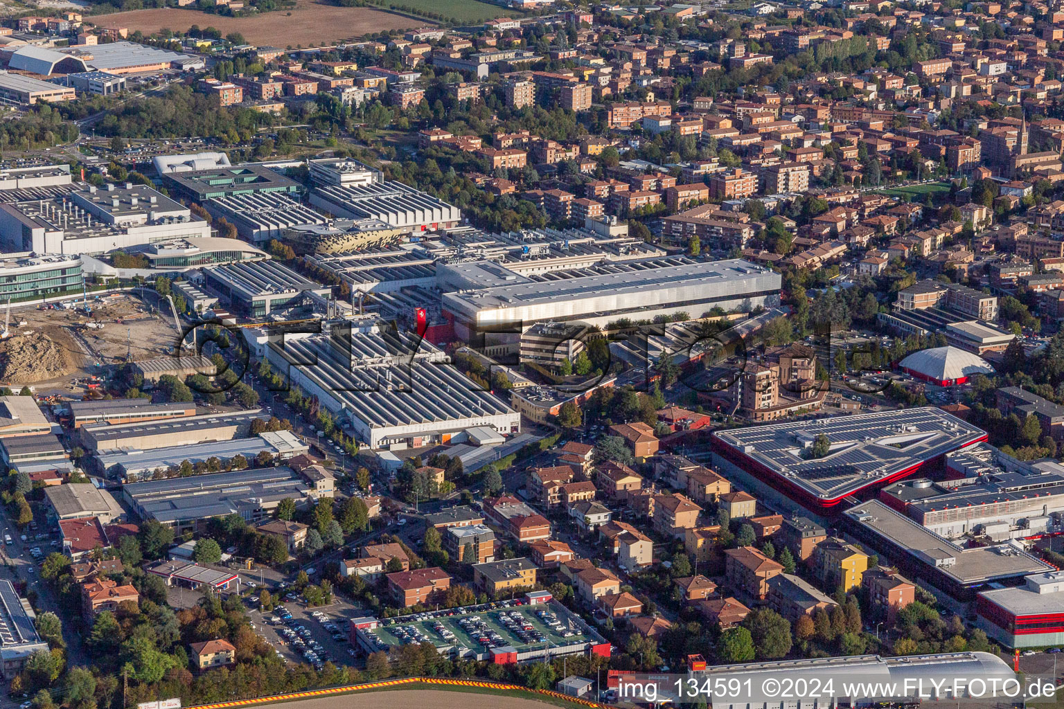 Vue aérienne de Usine Ferrari SPA à Maranello dans le département Modena, Italie