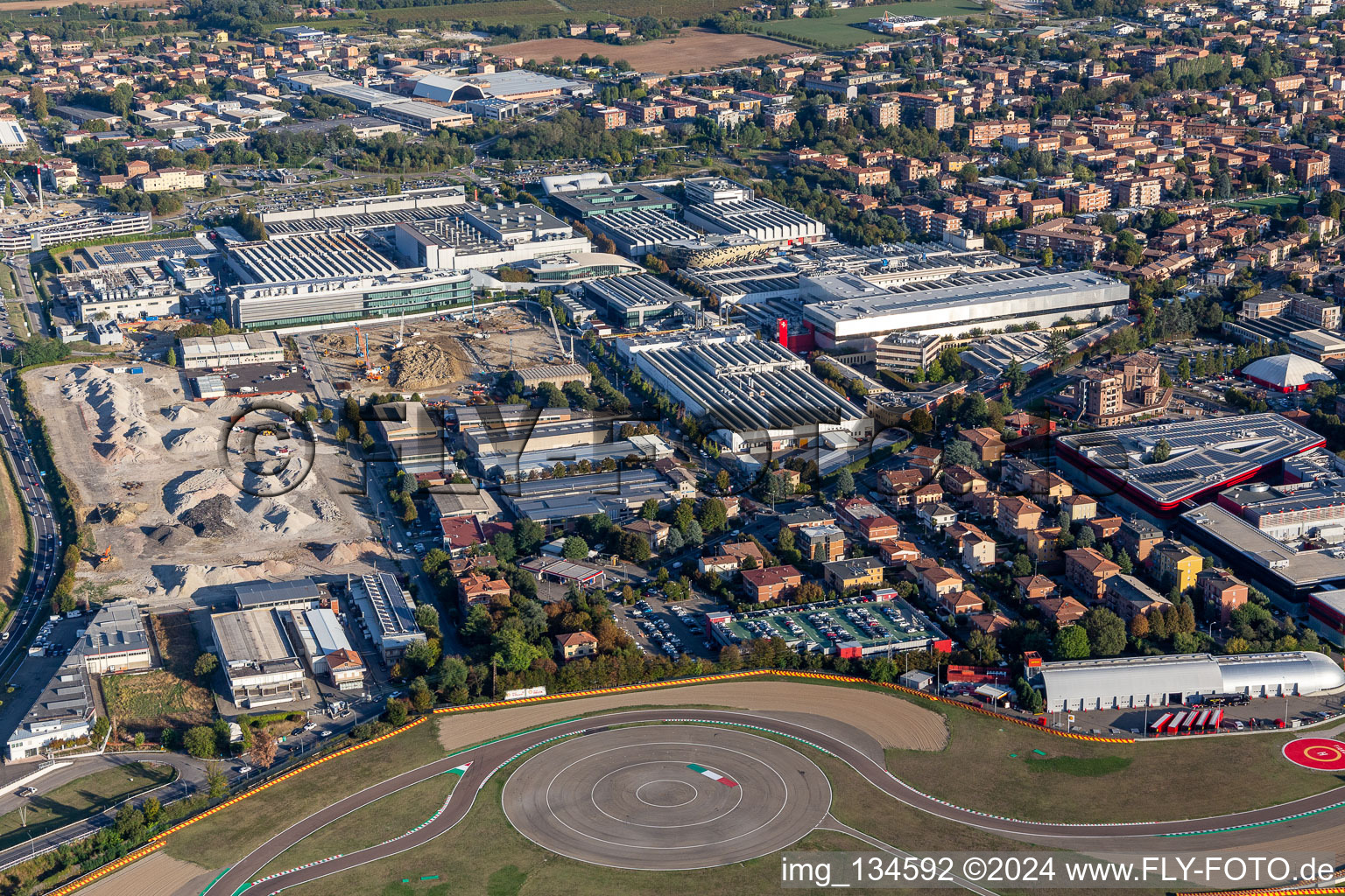 Vue aérienne de Usine Ferrari SPA à Maranello dans le département Modena, Italie