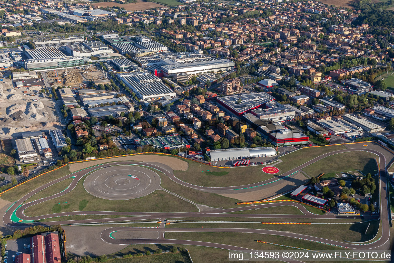 Vue d'oiseau de Circuit de Formule 1 Ferrari, Pista di Fiorano, Circuito di Fiorano à Fiorano Modenese dans le département Modena, Italie