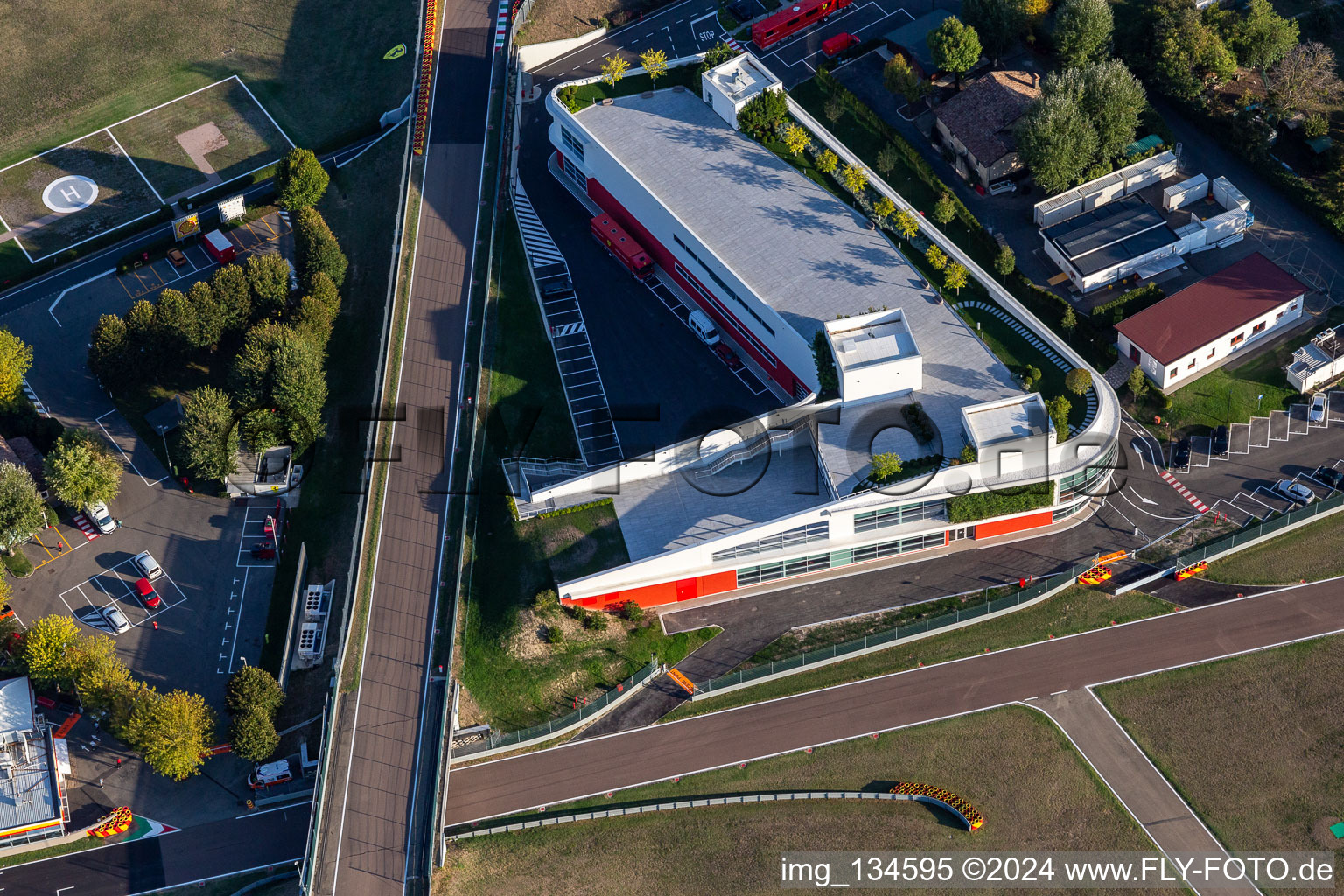 Enregistrement par drone de Circuit de Formule 1 Ferrari, Pista di Fiorano, Circuito di Fiorano à Fiorano Modenese dans le département Modena, Italie