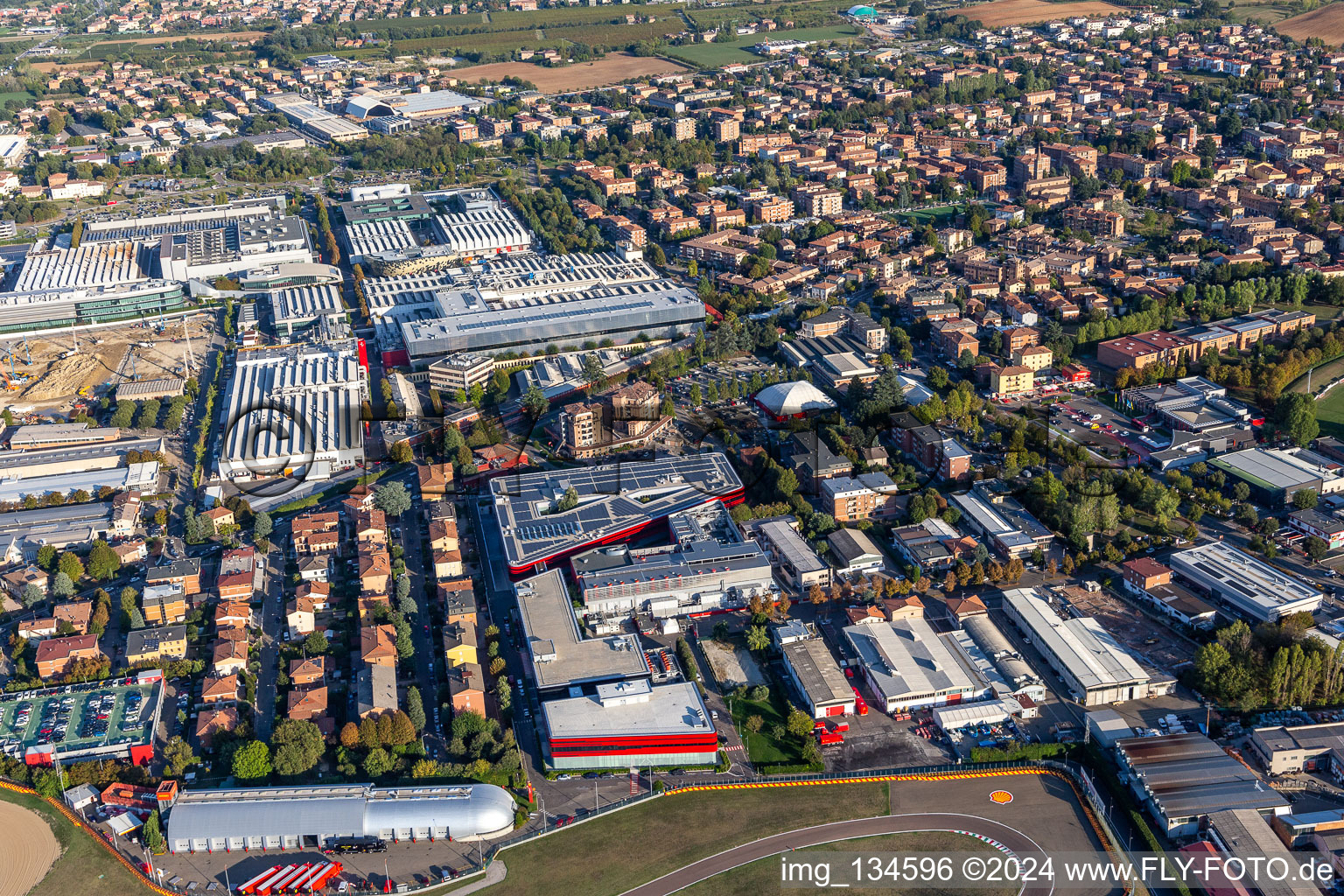 Vue aérienne de Usine Ferrari SPA à Fiorano Modenese dans le département Modena, Italie