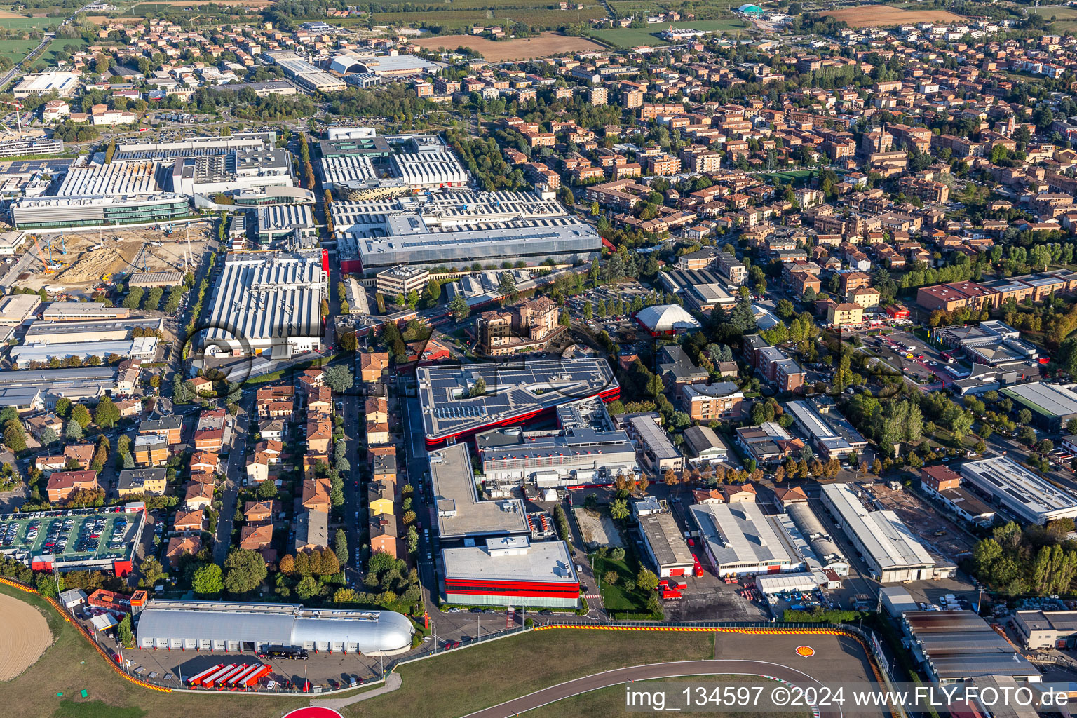 Vue aérienne de Usine Ferrari SPA à Fiorano Modenese dans le département Modena, Italie