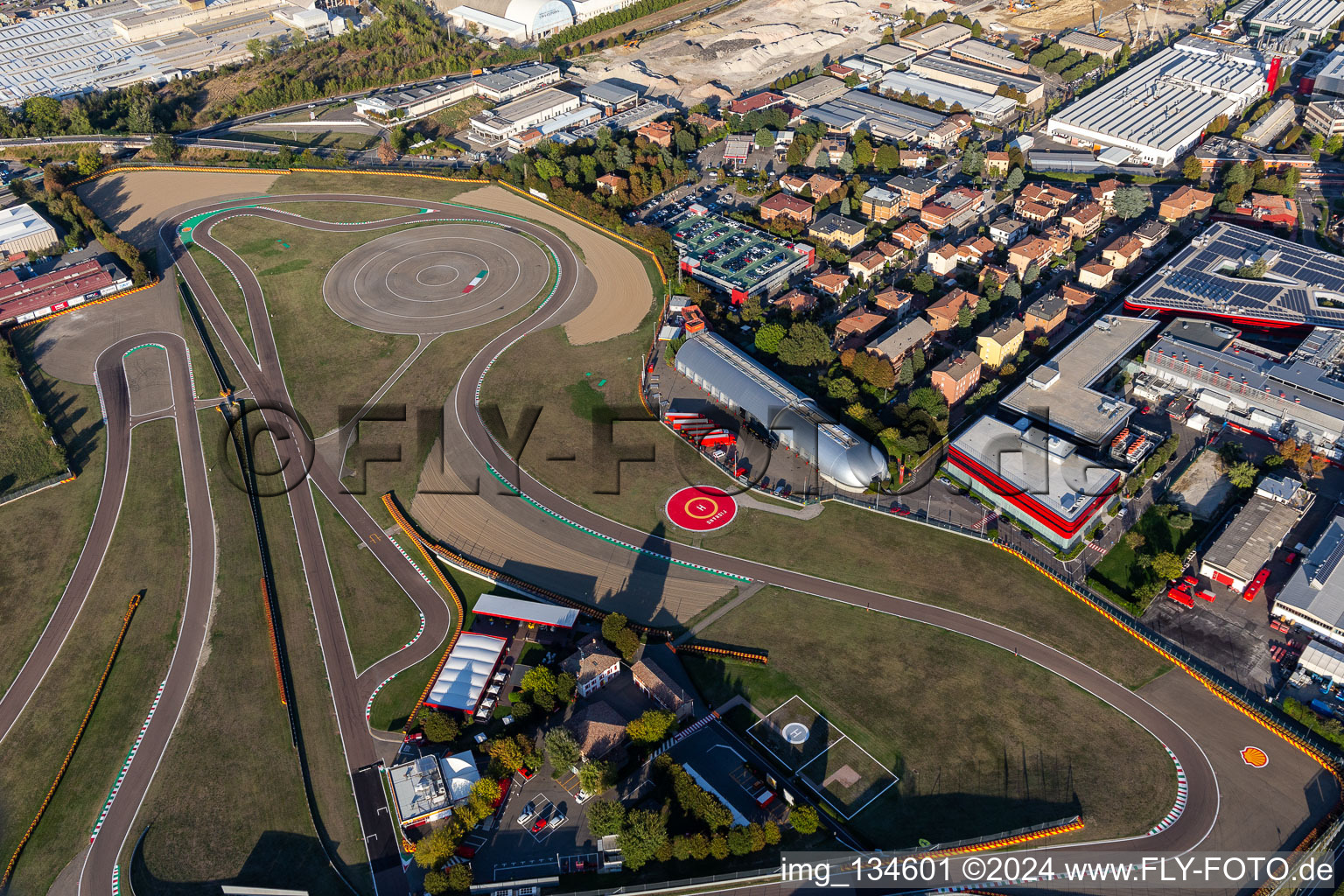 Vue aérienne de Circuit de Formule 1 Ferrari, Pista di Fiorano près de Maranello/Émilie-Romagne à Fiorano Modenese dans le département Modena, Italie