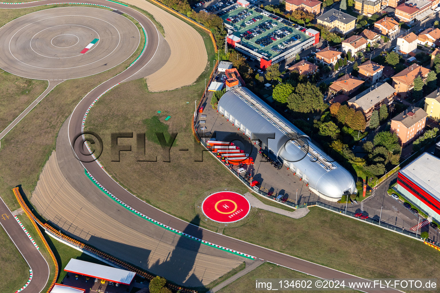 Circuit de Formule 1 Ferrari, Pista di Fiorano, Circuito di Fiorano à Fiorano Modenese dans le département Modena, Italie d'un drone