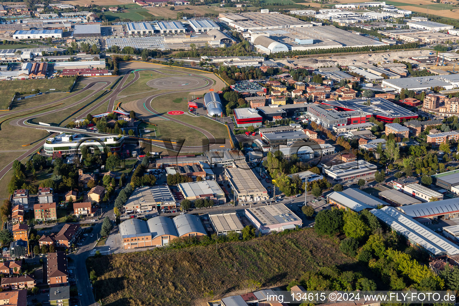 Vue aérienne de Circuit de Formule 1 Ferrari, Pista di Fiorano, Circuito di Fiorano à Maranello dans le département Modena, Italie