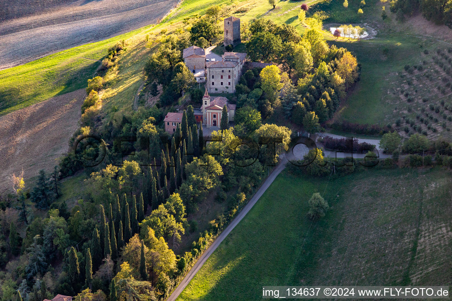 Vue aérienne de Château de Nirano à le quartier Nirano in Fiorano Modenese dans le département Modena, Italie