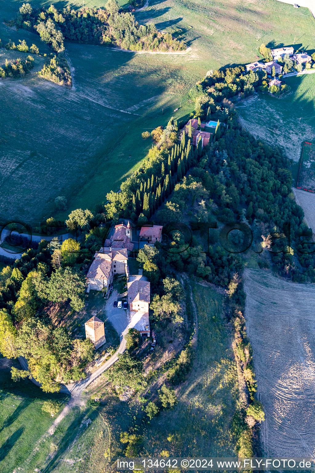 Vue aérienne de Château de Nirano à le quartier Nirano in Fiorano Modenese dans le département Modena, Italie