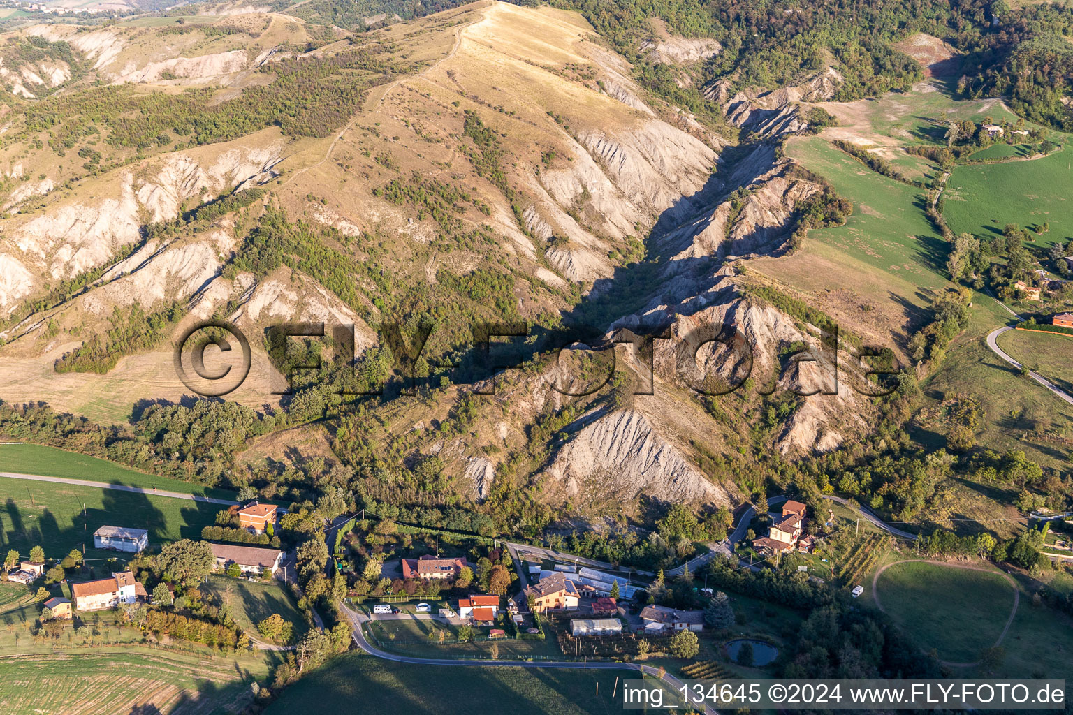 Vue aérienne de Serramazzoni dans le département Modena, Italie