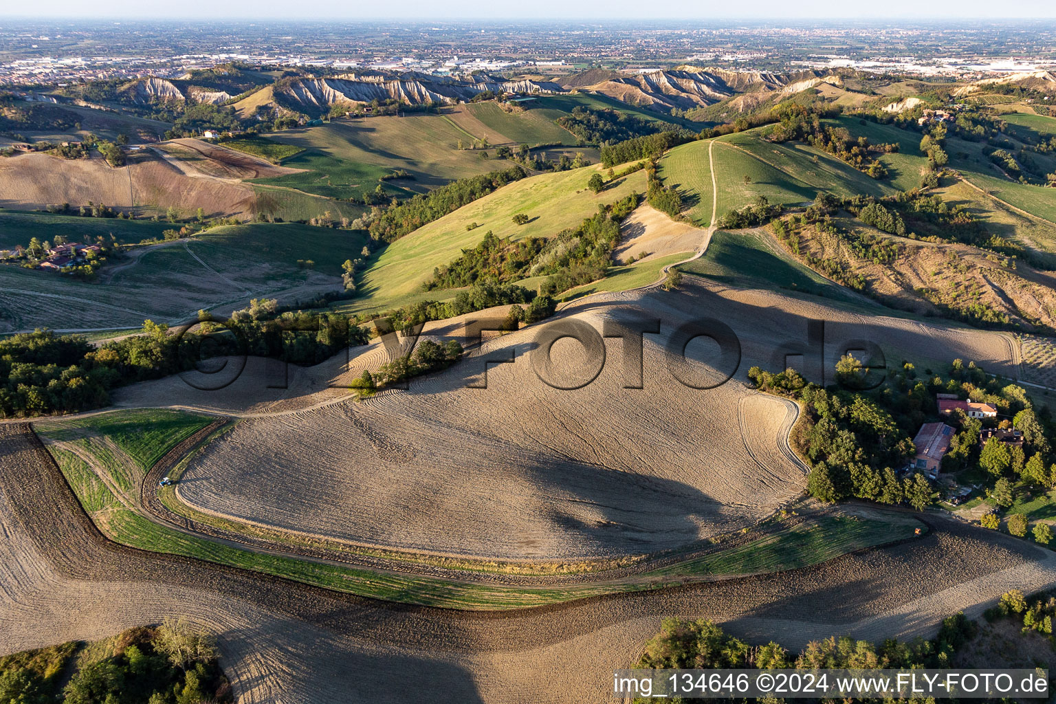 Vue aérienne de Collines au bord des Apennins à Fiorano Modenese dans le département Modena, Italie